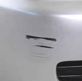 深くえぐれたキズ