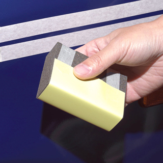 耐水サンドペーパー1000番に水をつけながら、重ね貼りしたマスキングテープの高さまで塗料を研磨します。