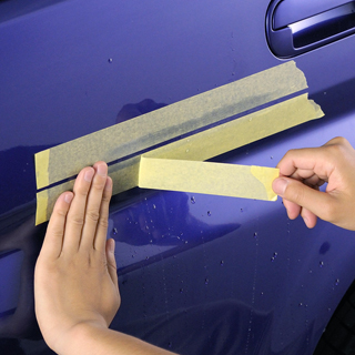 重ね貼りしたマスキングテープを、上下それぞれ1枚はがして再び塗料を研磨していき、最後の1枚の高さまで丁寧に研磨していきます。