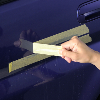 マスキングテープをはがして、コンパウンドで平滑になるまでペイント補修箇所を磨き込んでいきます。