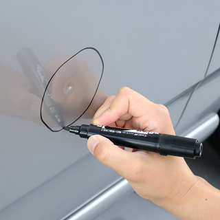 塗装補修する前に車体の汚れを十分落としてから、定規を当ててへこみの範囲をチェックし、その範囲をマーキングしておきます。