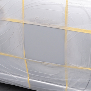 補修箇所にボデーペンプラサフを塗装していきます。一気に塗ろうとせず、数回に分けて塗り重ねてください。マスキングしていない部分が完全に隠れるまで塗ります。