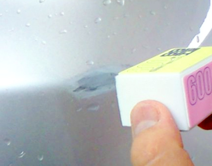 サンドキューブの240番でささくれ塗装を除去