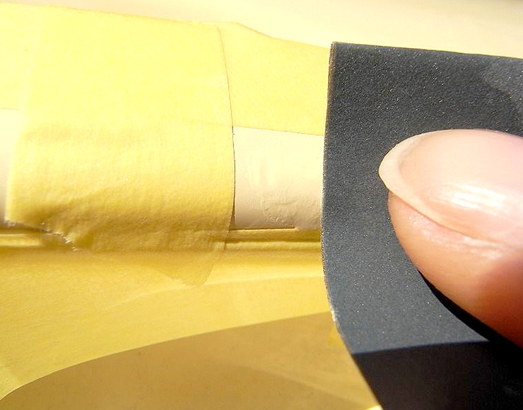 サンドペーパーの端を上手く使って凹凸が無いように削る