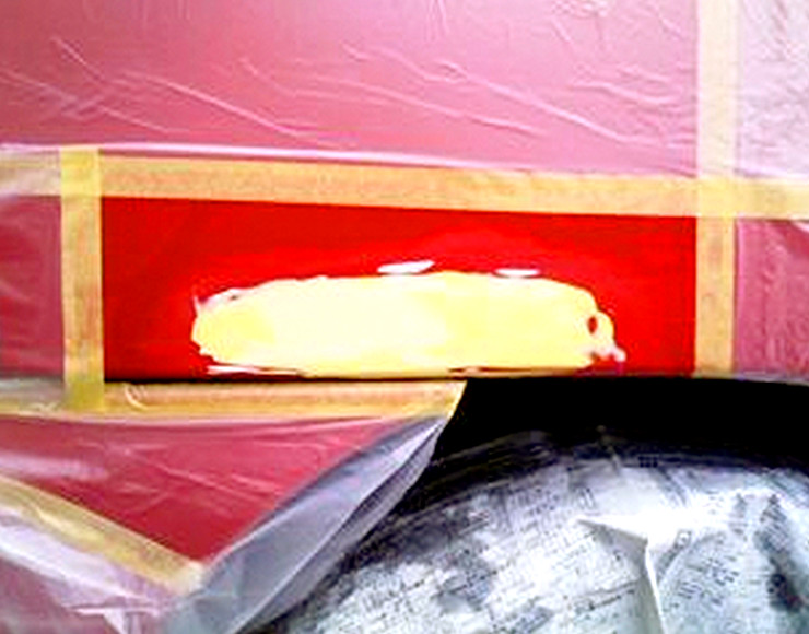 シリコンオフを使い汚れ・脂を除去し次に幅広マスキングシートを使いプラサプを塗装する部分以外をマスキングする