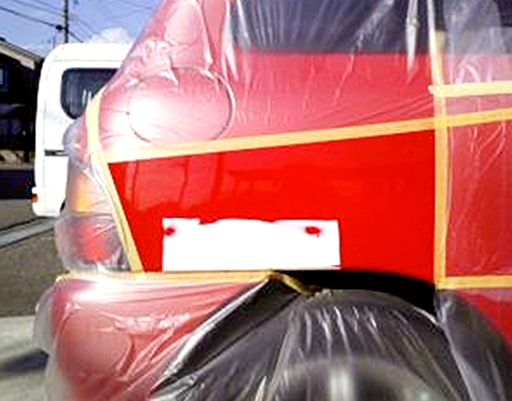 シリコンオフで脱脂して塗装する部分以外をマスキングする