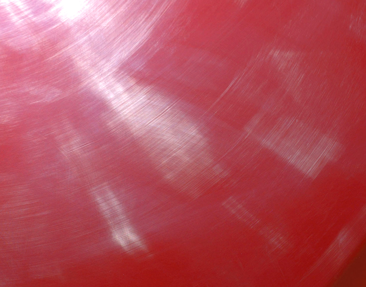 コンパウンドシートを使った後、塗装がちょっと白っぽくなっても心配ありません。これはキズを均等にならした状態で、コンパウンドで磨き上げていけば、くすみは消え、深い光沢に仕上がります。